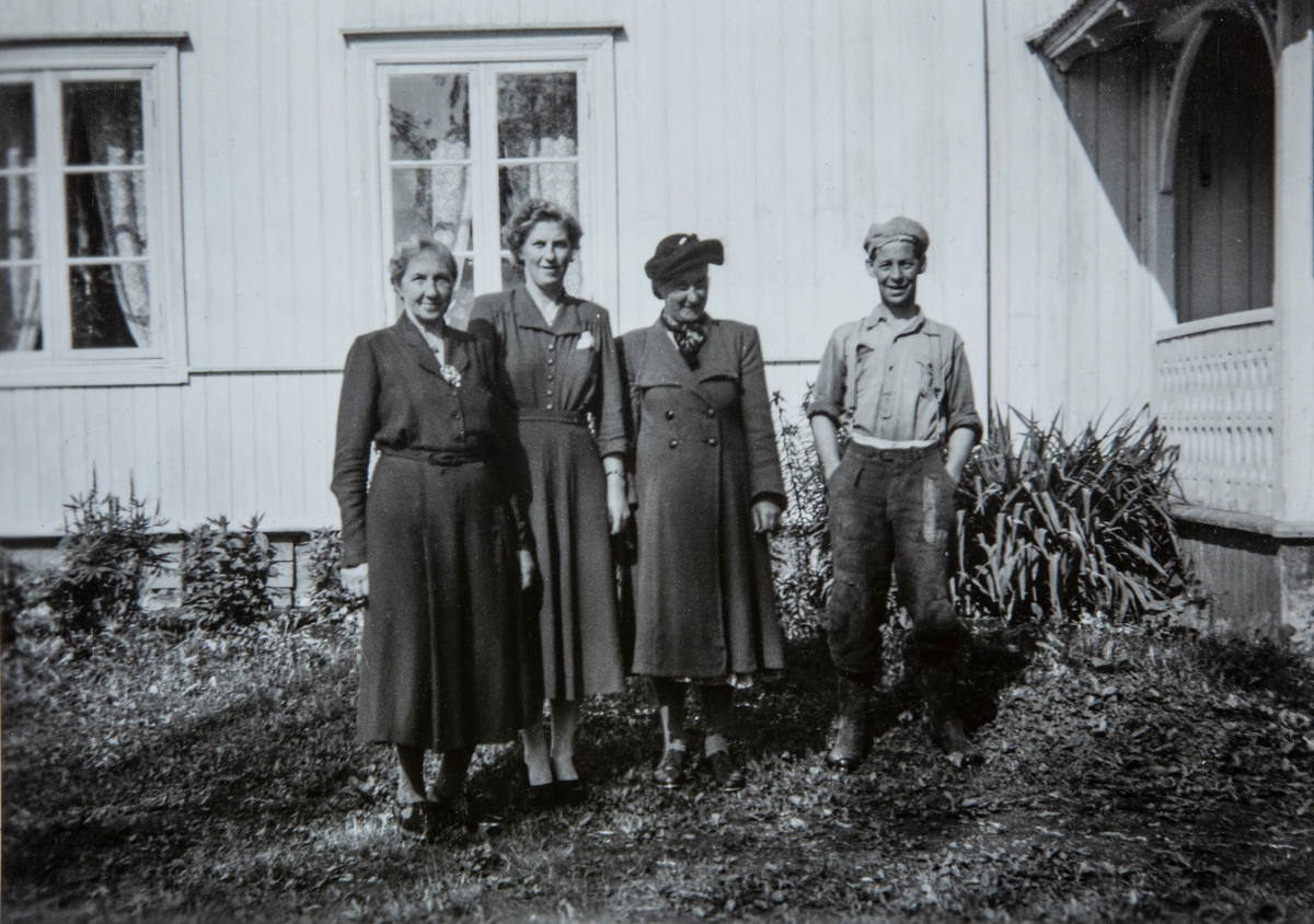 Kjøs (81/1). Mathea Kronborg og dattera Johanne Kjøs. Johanne og Anders Kjøs var brukere på Kjøs fra 1947. Sammen med dem sttår sveiserfolket Jenny og Kåre Søsæther.