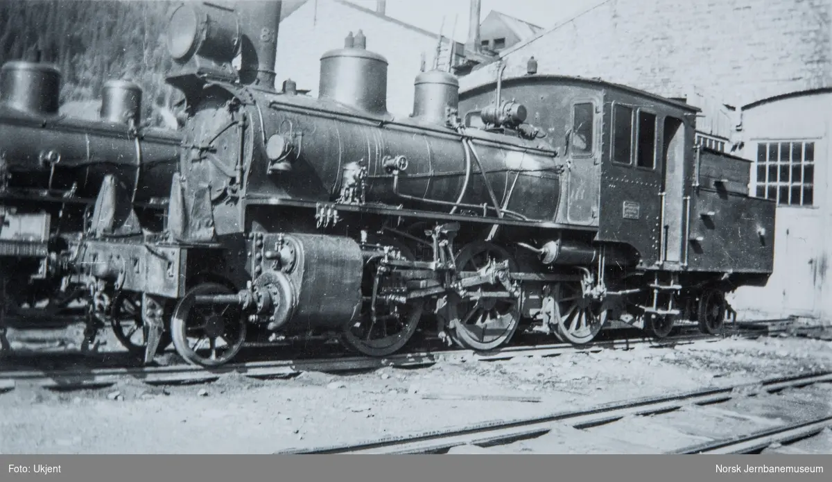 Damplokomotiv type XXVI nr. 81 hensatt på Støren stasjon.