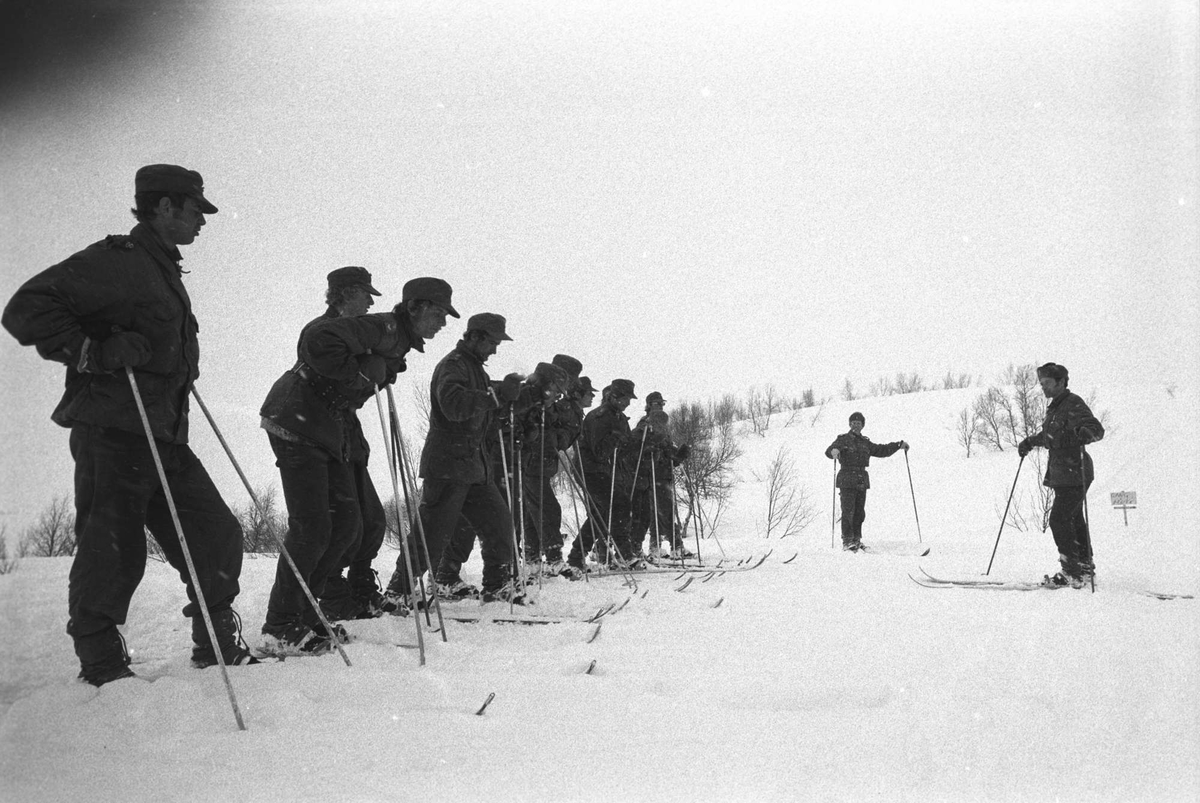 Befalsskoleelever oppstilt på ski.