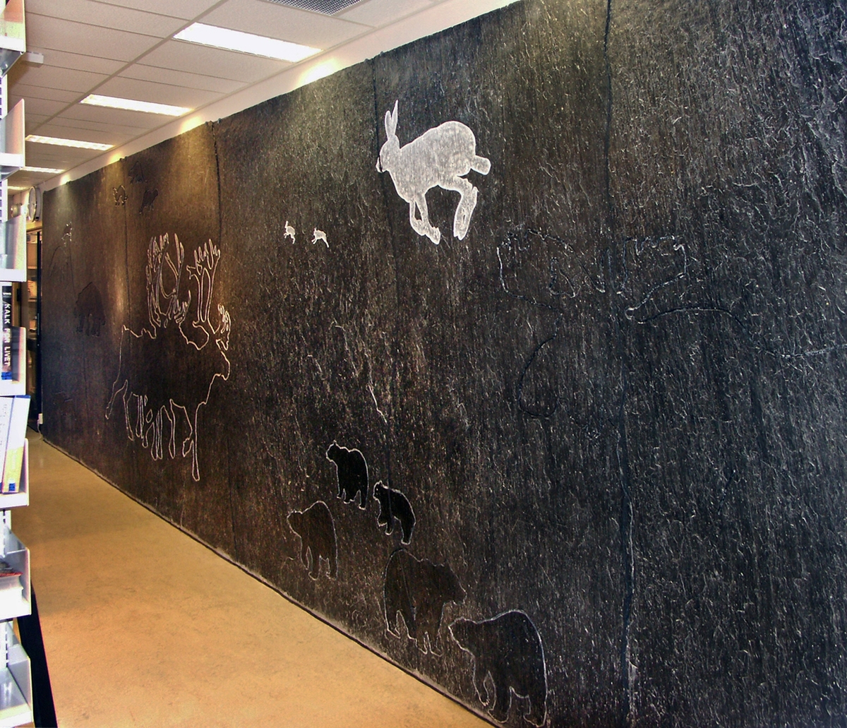 Motivet viser pattedyr fra fjell-og skogfauna i Norge.
De tre veggutsmykningene inne i bygget skal utgjøre en helhet sammen med "Stelene"