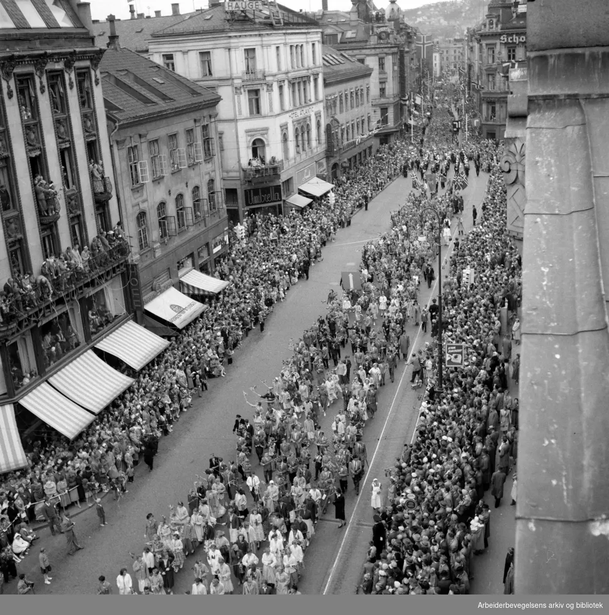 Barnetoget passerer Stortinget. 17. mai 1956.