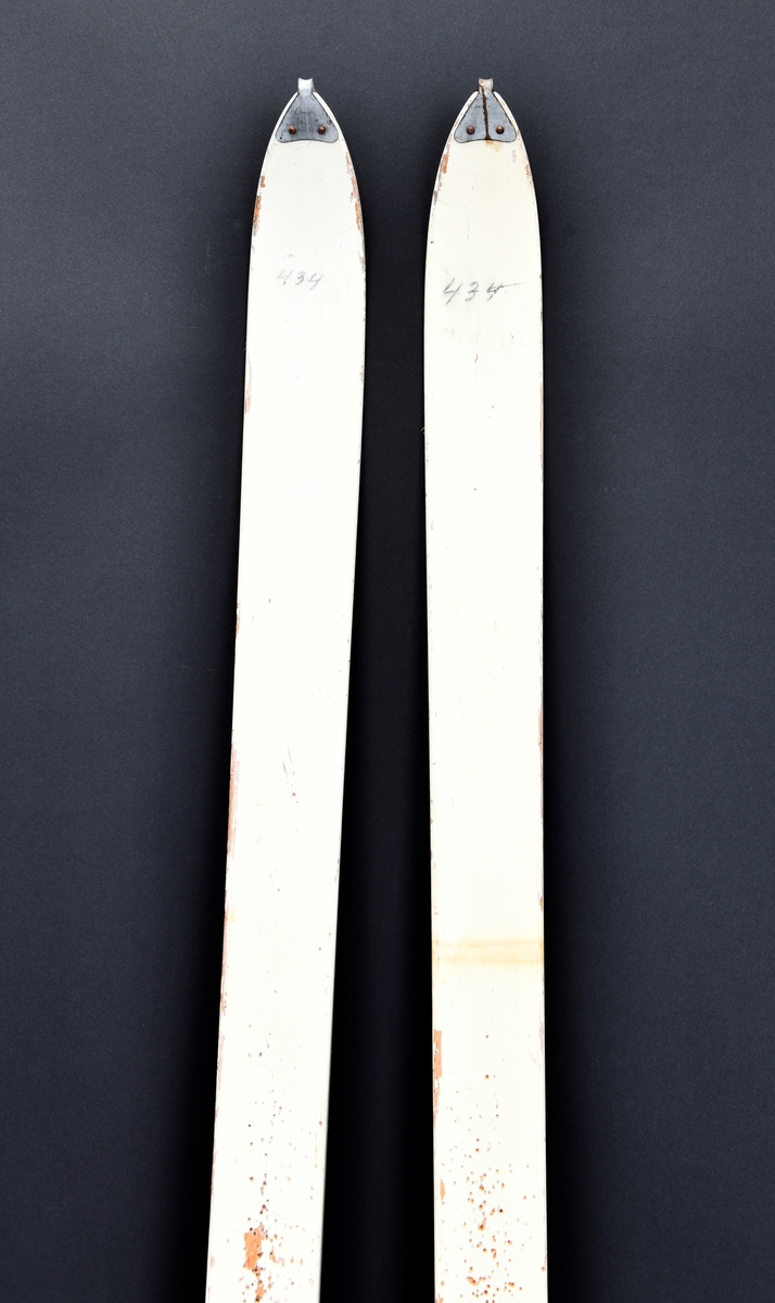 .Stålbeslag på skituppene, lærreim rundt skiene. Skistavene er gammeltype brukt fra 1951.
