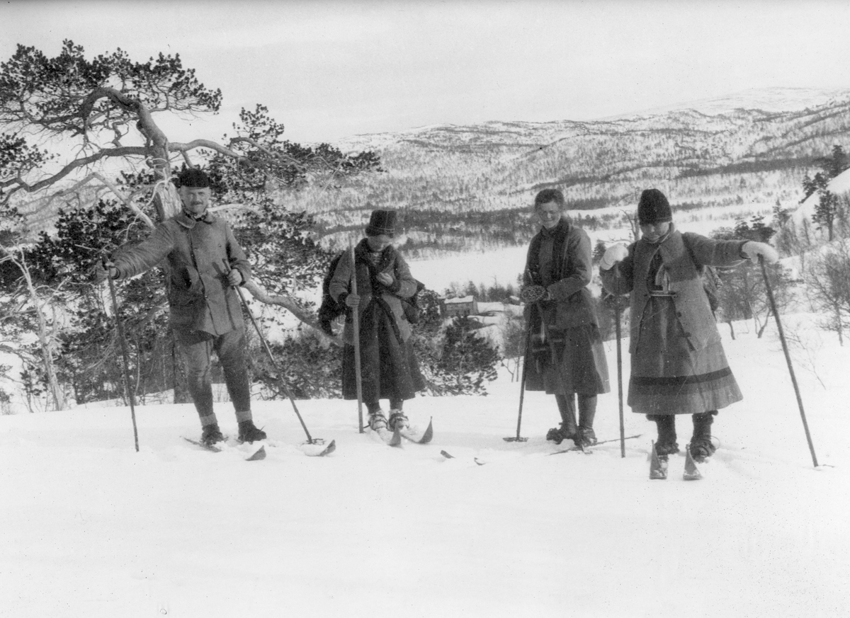 Sigrid Jonsen og hennes søster (helt til høyre) på skitur på Vasslåttåsen sammen med to skiturister.