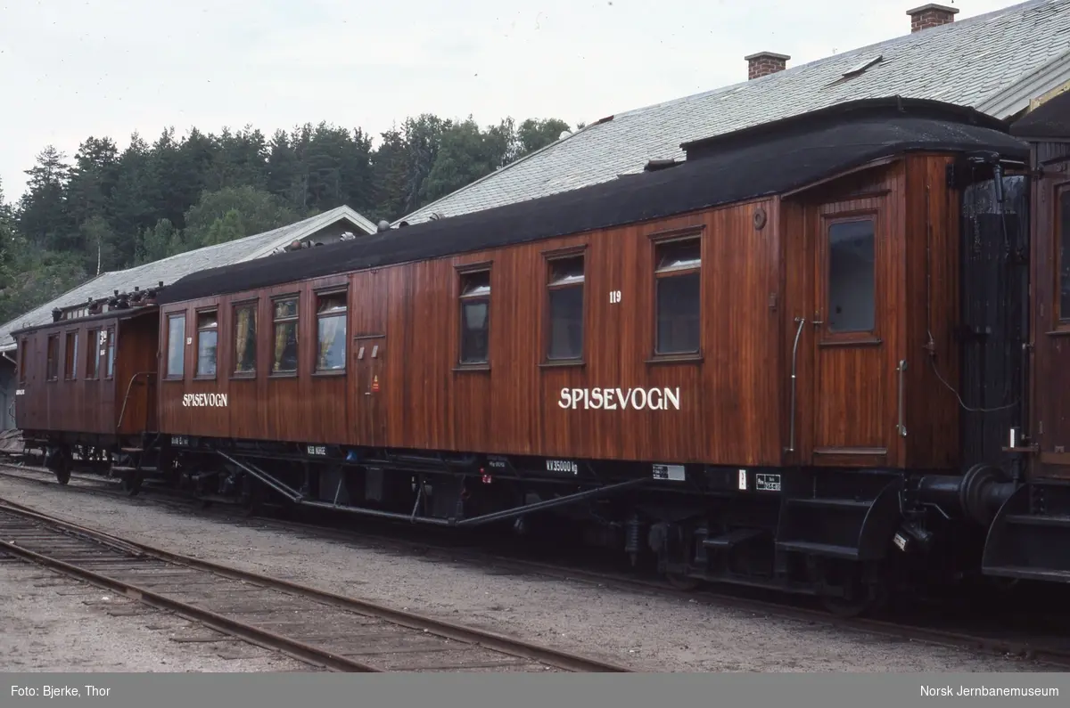 Norsk Jernbaneklubbs restaurantvogn litra Eo nr. 119 på Krøderen stasjon - tidligere NSB-vogn