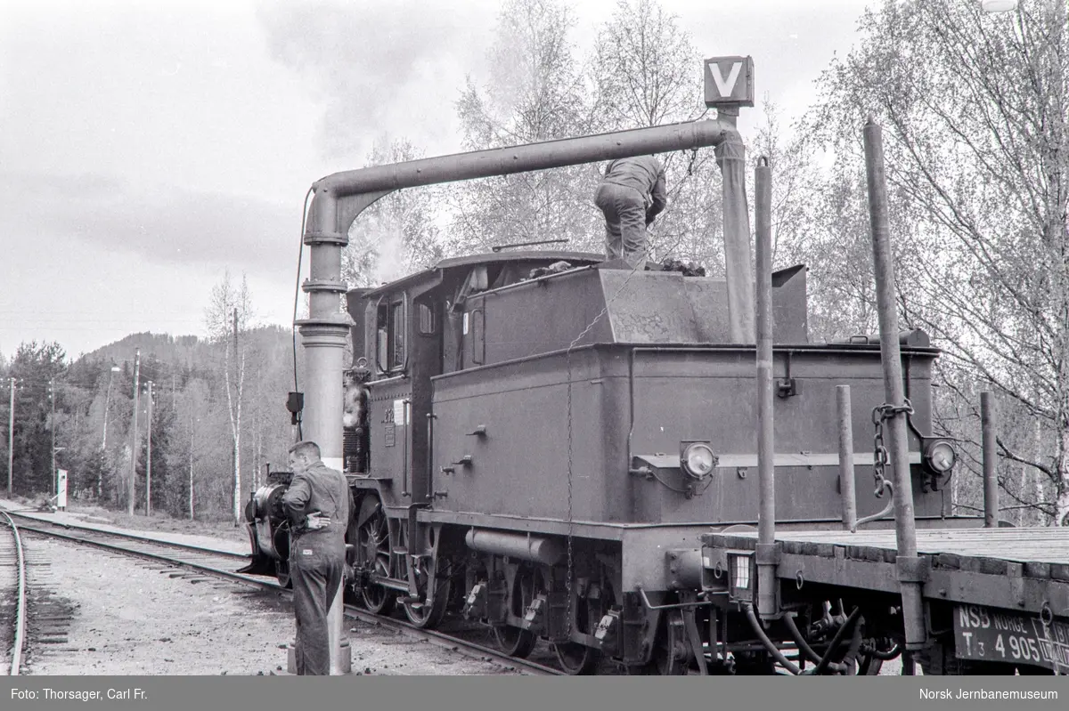 Vannfylling på damplomotiv type 21b nr. 252 på Lampeland stasjon.