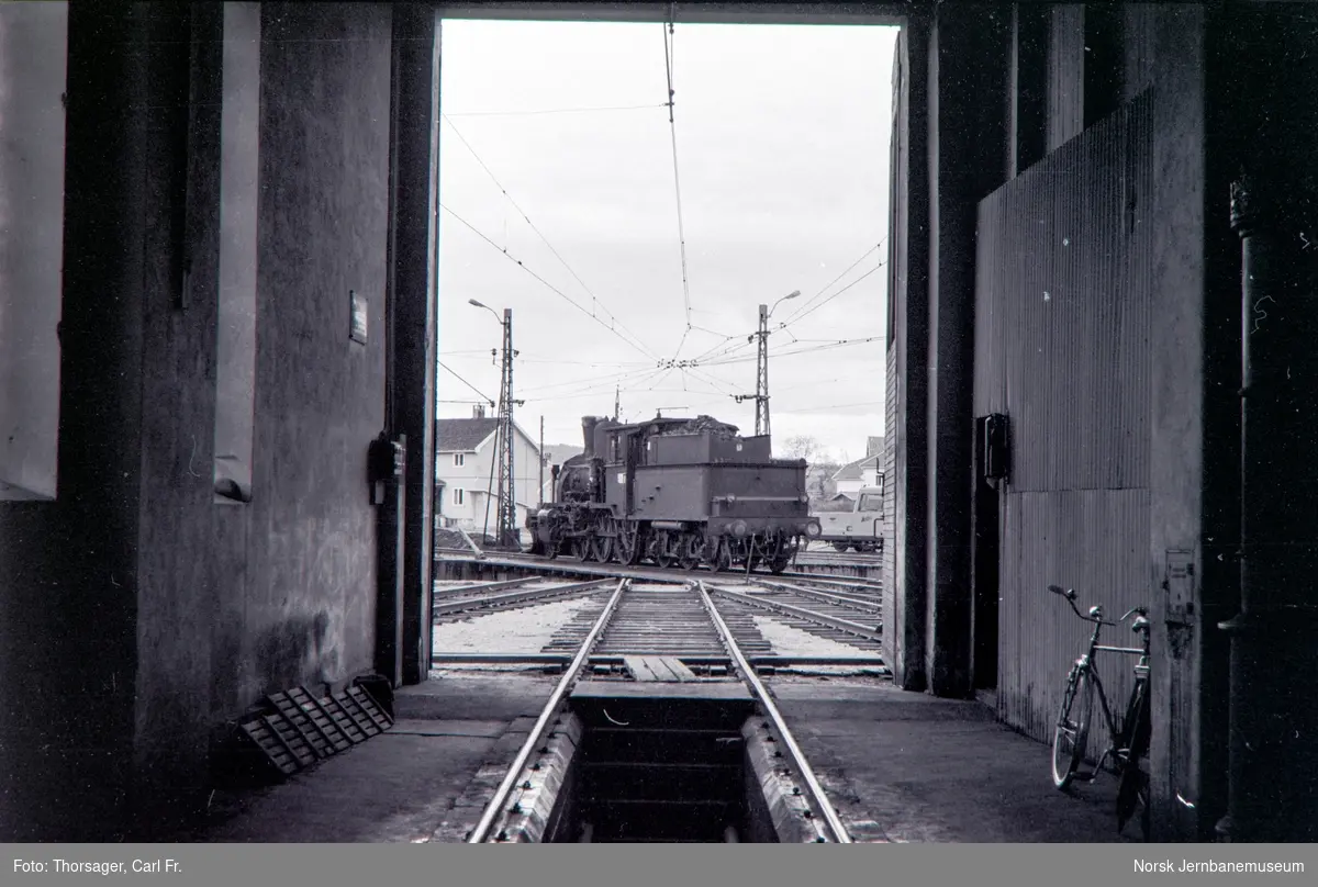 Damplokomotiv type 21b nr. 252 på svingskiven ved lokomotivstallen på Kongsberg stasjon.