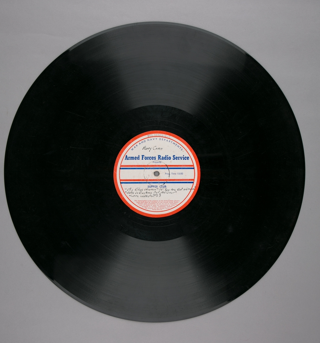 Grammofonplatesamling. LP-plate med tittel "Armed Forces Radio Service" utgitt av War and Navy Departements. Plate i svart vinyl spilles på platespiller med 33 1/3 omdreininger i minuttet (33-plate). I plateomslag.