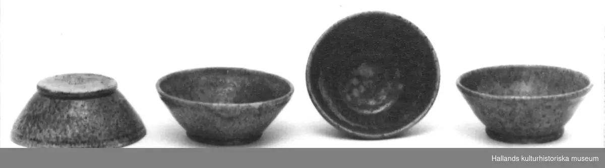 Handdrejad skål av lergods. Grön glasyr. På undersidan skrivet: "Aug. Cederholm keramik Garanteras handarbete Warberg." Nedre diameter:90 mm. 