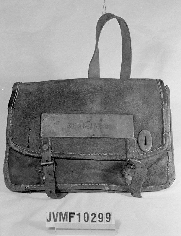 Postväska av läder med namnskylt av metall med texten Spannarp.