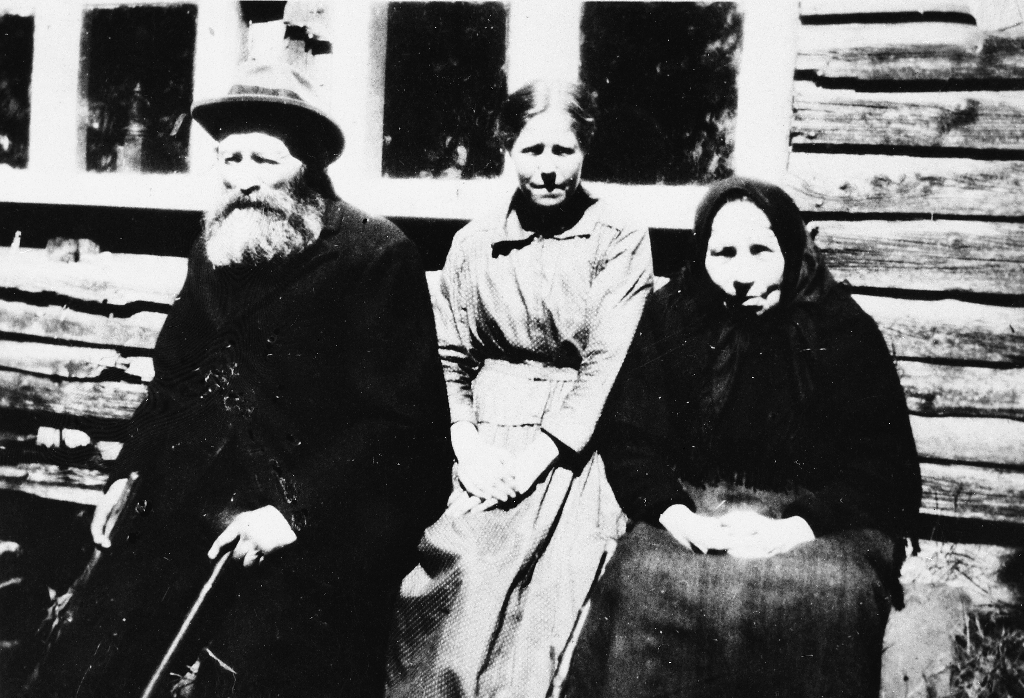 Enok Larsen Årdal (1850 - 1937), kona Hanne (1845 - ) og yngste dottera Ingeborg Helland, Brøllte