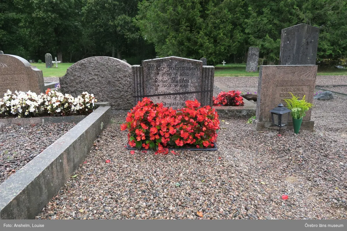 Vikers kyrkogård Inventering av kulturhistoriskt värdefulla gravvårdar 2016, Västra 2-55.