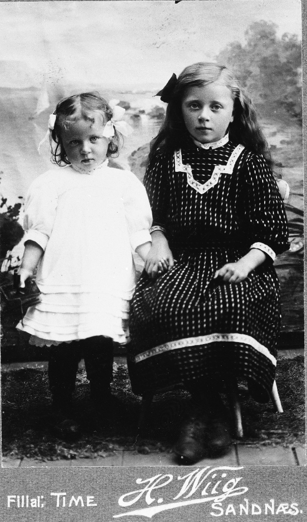 Søstrene Randi Undheim g. Eide (15.1.1903 - 07.10.1977) og Malene (Malli) Undheim (20.01.1909 - 13.10.1921)  frå Raunåker.