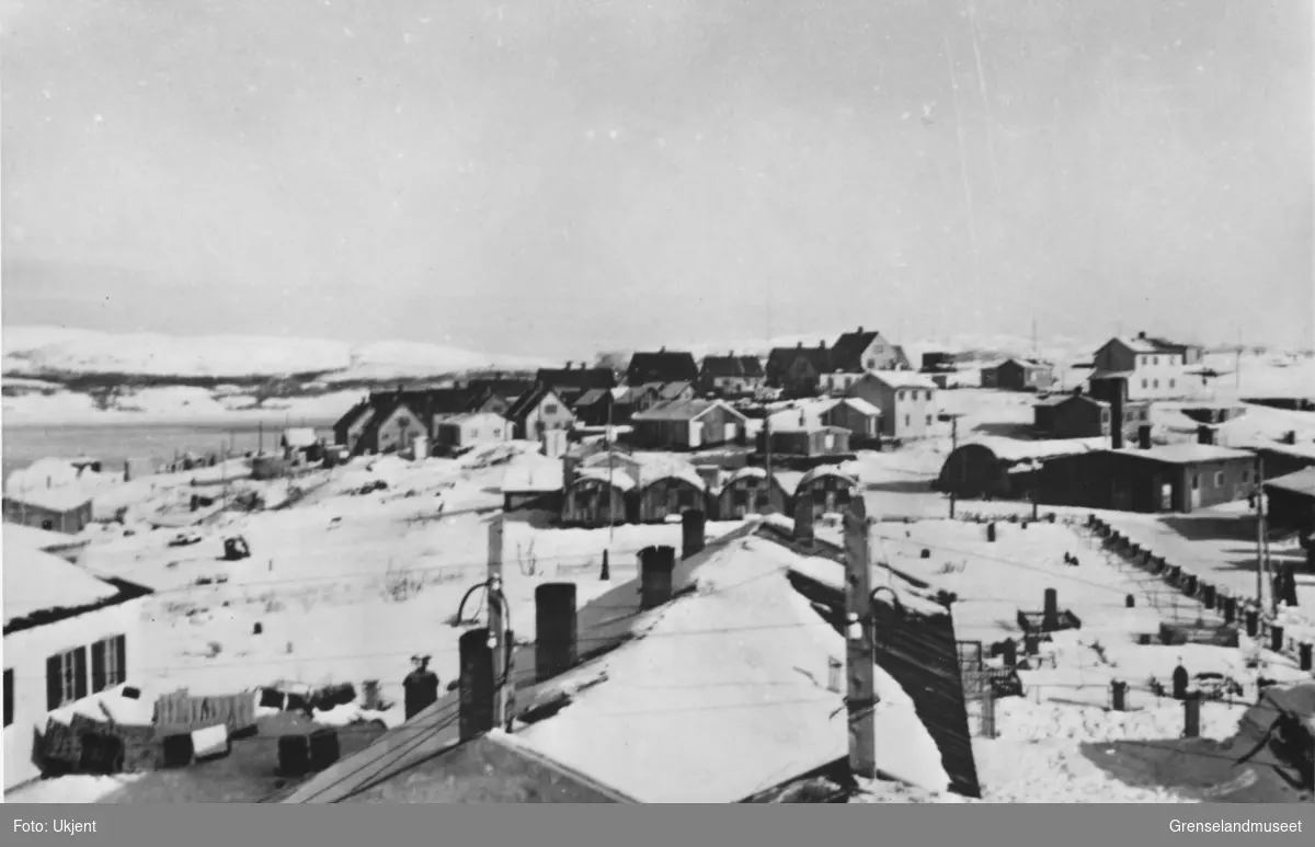 Parti av Kirkenes sett fra skoleplassen mot Haganes under gjenreisninga etter krigen.