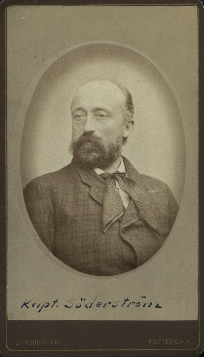 Sjökapten Johan Axel Söderström. Född i Gävle 1841, död 1902 i Västervik. Var kapten på Gävlefartyget Atlantic mellan 1876-1900. "Far till fru kassör Hallengren."