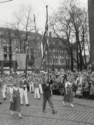 Barnetoget passerer Stortorget. 17. mai 1955.