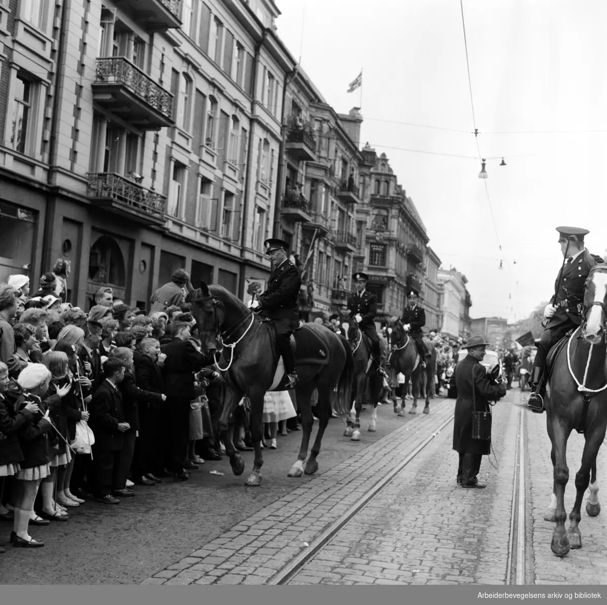 Russefeiring. Politihester. Drammensveien - nå Henrik Ibsens gate. Russetoget, 17. mai 1959.