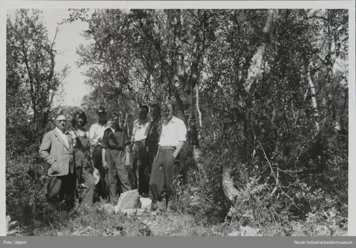 Unni og James Coward og en gruppe med mennesker i skogen under oppmåling