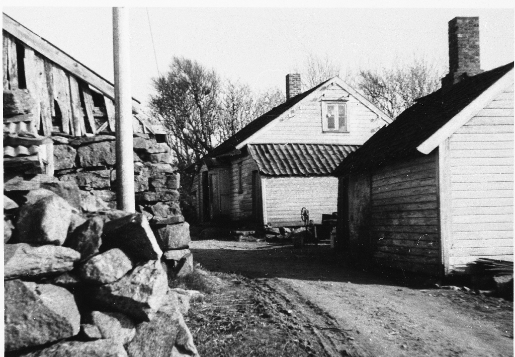 Det gamle gardstunet på Håklepp. Husa er nå (1987) rivne og garden har fått nye bygningar. Eigarar var Karen og Torstein Taksdal.