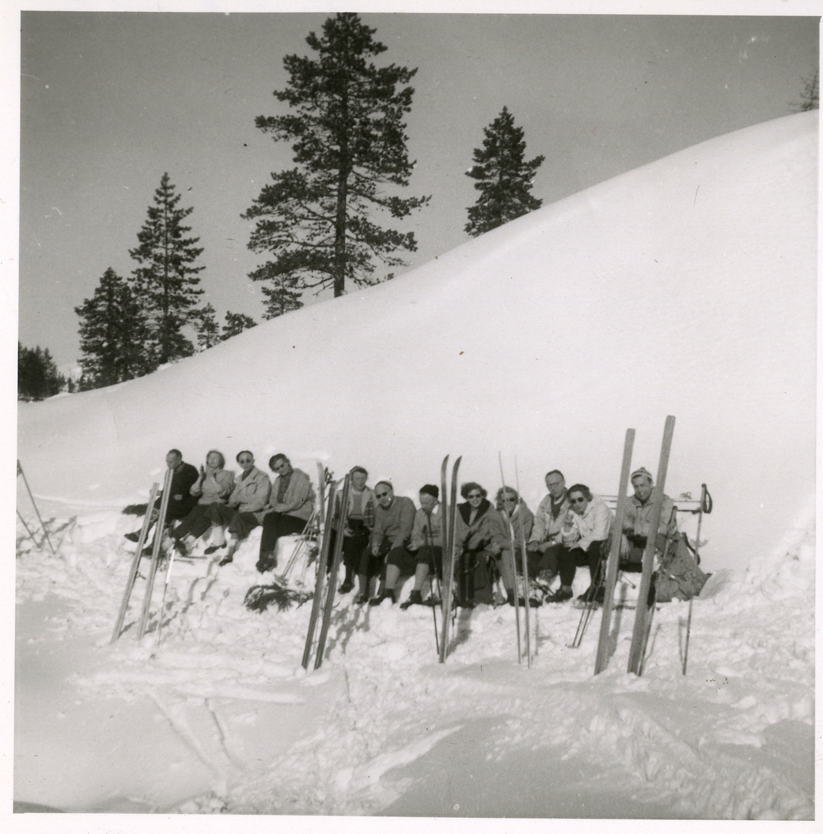 En gruppe på skitur i vinterlandskap, muligens i Meråker. Usikker på hvem menneskene i bildet er.