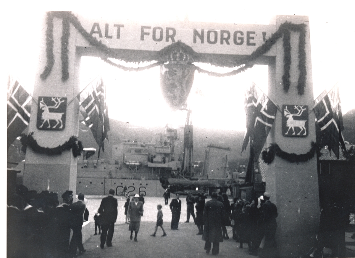 Tromsø by har besøk av Kong Håkon. 1945-1950