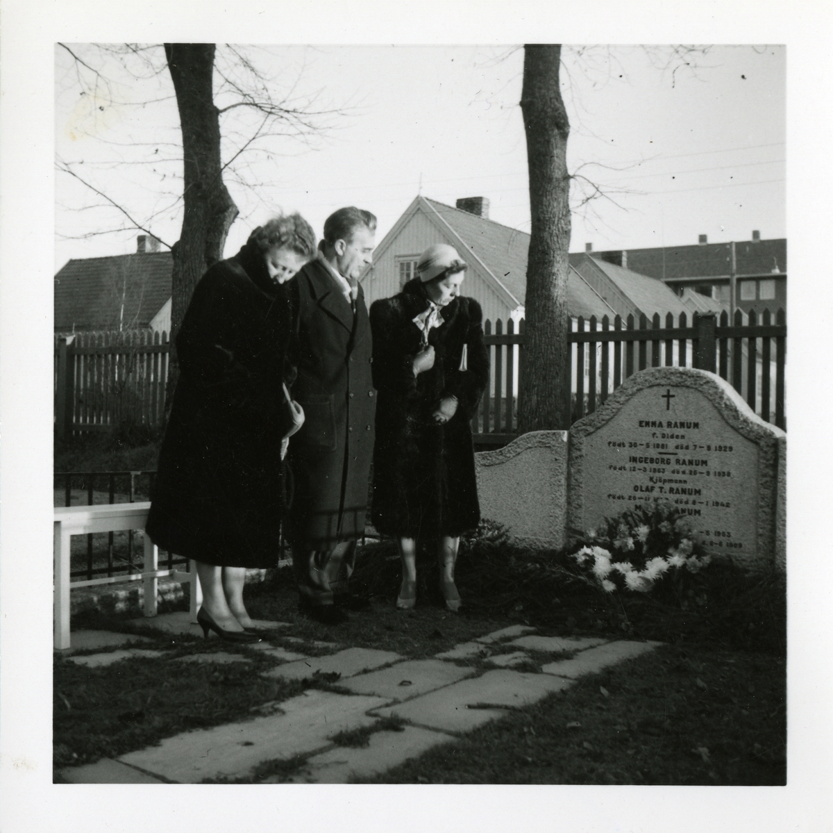 Fra venstre: Gudrun Ranum, Olaf T. Ranum junior og Agnes Ranum Granholt står ved familiegraven ved Tilfredshet kirkegård i Trondheim.