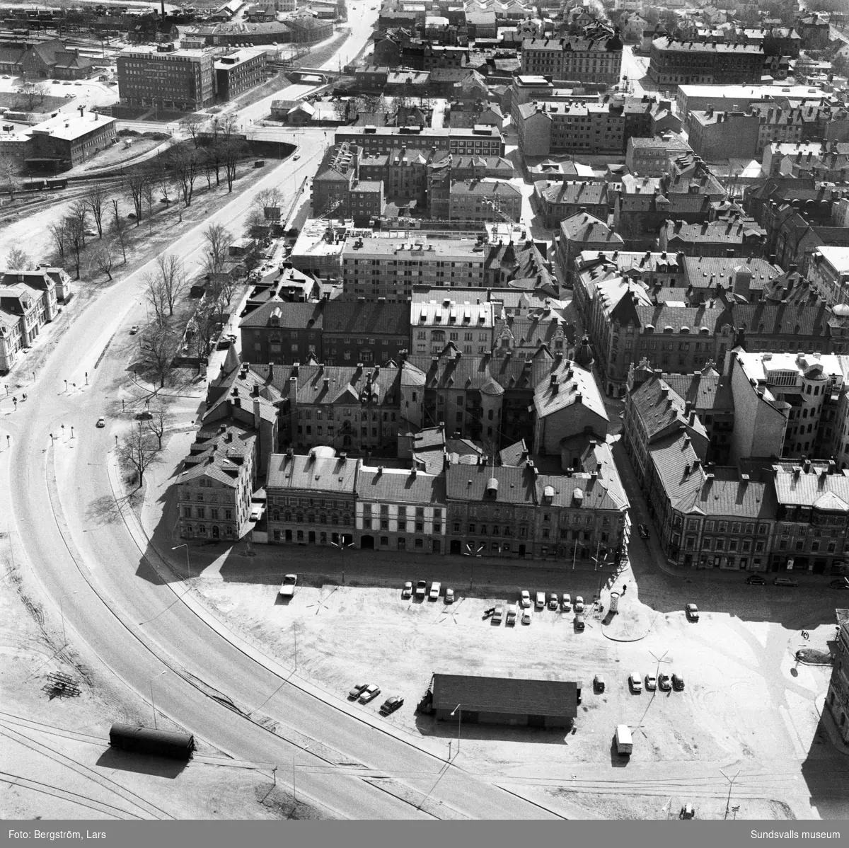 Flygfoto över Stenstaden söderut vid den då nya genomfartsleden/E4 och längre upp Parkgatan upp mot Södermalm. Närmast Sjögatan vid kvarteret Mercurius. I vänsterkant gamla järnvägsstationen (senare Casino Cosmopol).