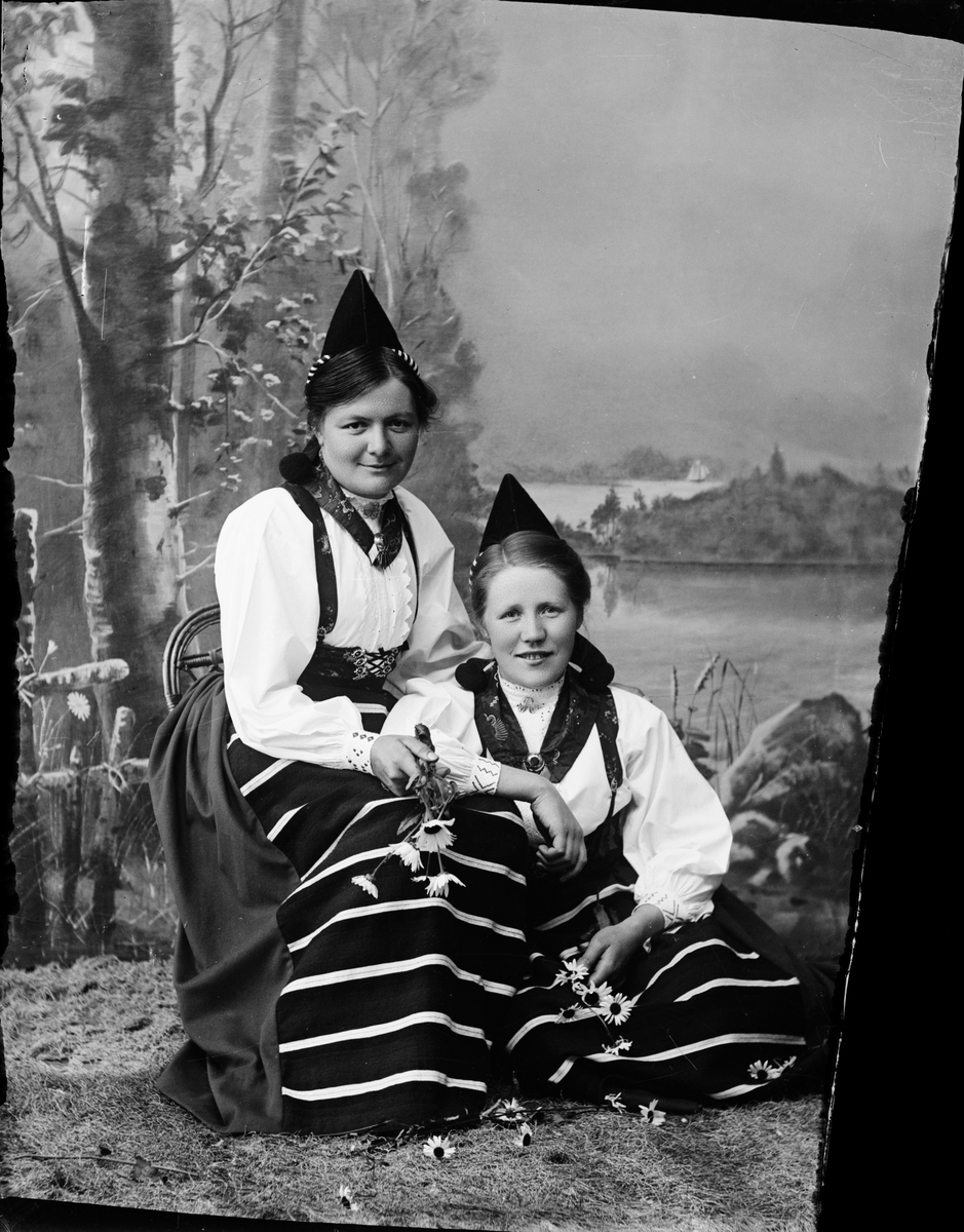 Ateljéporträtt - Beda Mattsson och Ruth Skötsner i folkdräkt från Dalarna