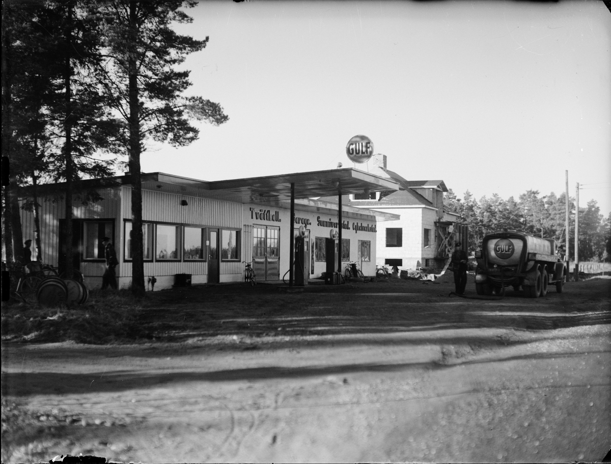 Bensinstation, vid nuvarande rondellen vid riksväg 76, Östhammar, Uppland 1953