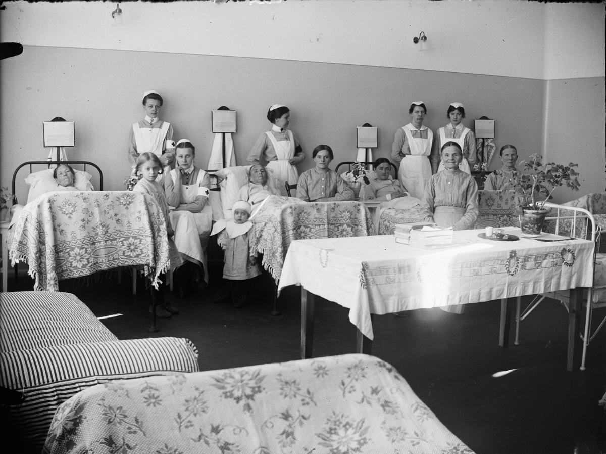 Sjuksal med patienter och sjukvårdspersonal, Östhammars lasarett, Uppland