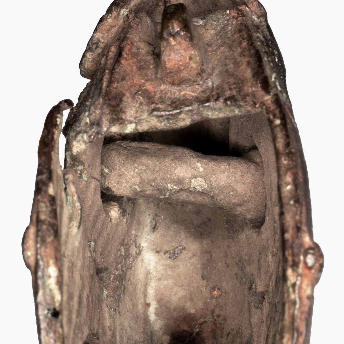 Svärdsknapp av brons. Datering till sen vikingatid, möjligen 1100-tal.