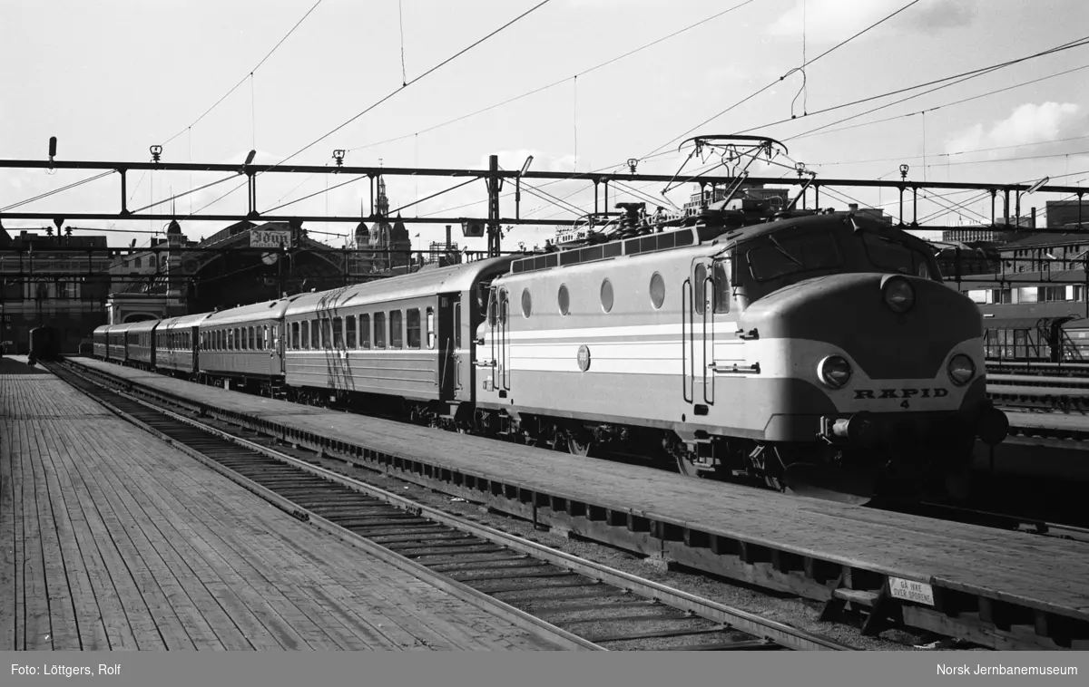 "Skandiapilen" med svensk elektrisk lokomotiv "Rapid", Ra 4 nr. 988 på Oslo Østbanestasjon.