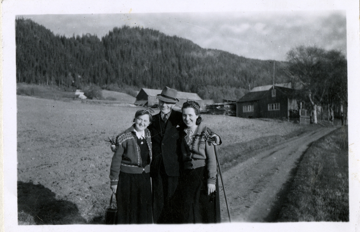 Fra familiealbum. Fotografi av Ingeborg Ranum og Olaf T. Ranum senior sammen en ukjent kvinne som muligens bodde på gården som er avbildet i Stokkdalen i 1940. Ingeborg leide rom her en periode. Etterhvert fikk hun bygd seg hytte her.