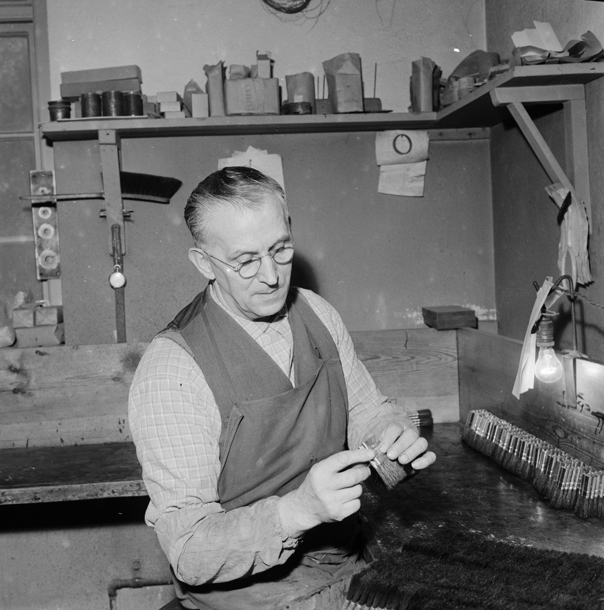 Hantverkarskicklighet präglar borstindustrin, Tierp mars 1959