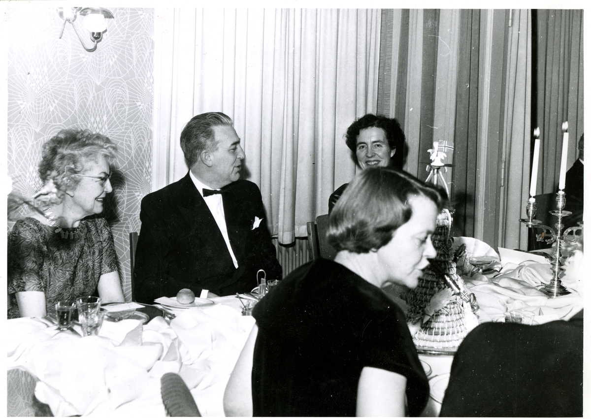 Fest i Paulinehall i forbindelse med Ingeborg Ranum sin 50 års dag i desember 1960. Rundt bordet ser vi Caro Olden, Olaf Ranum og jubilanten Ingeborg Ranum.