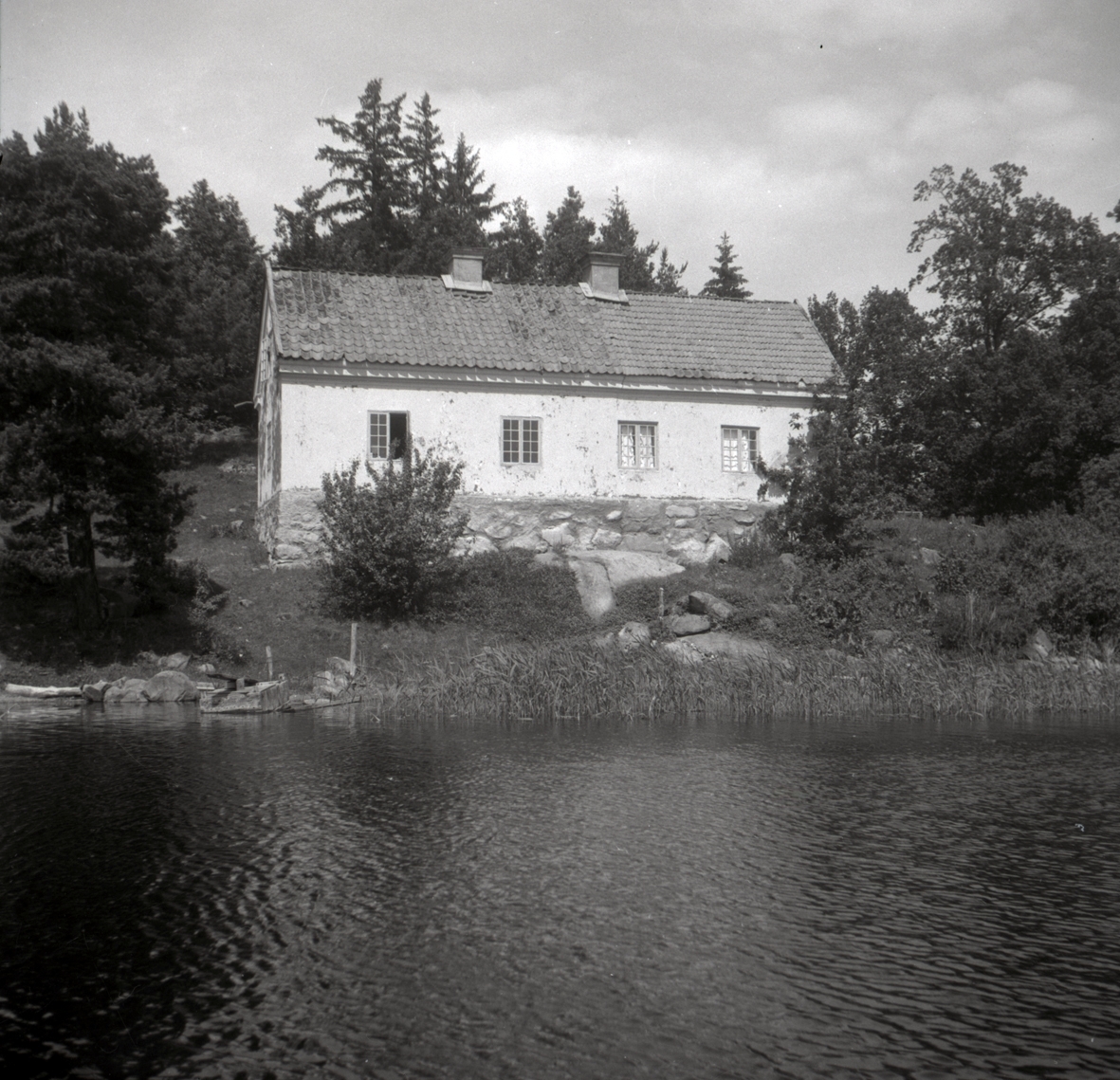Misterhults socken, Lilla Fighult ladugården med stenmur i förgrunden.