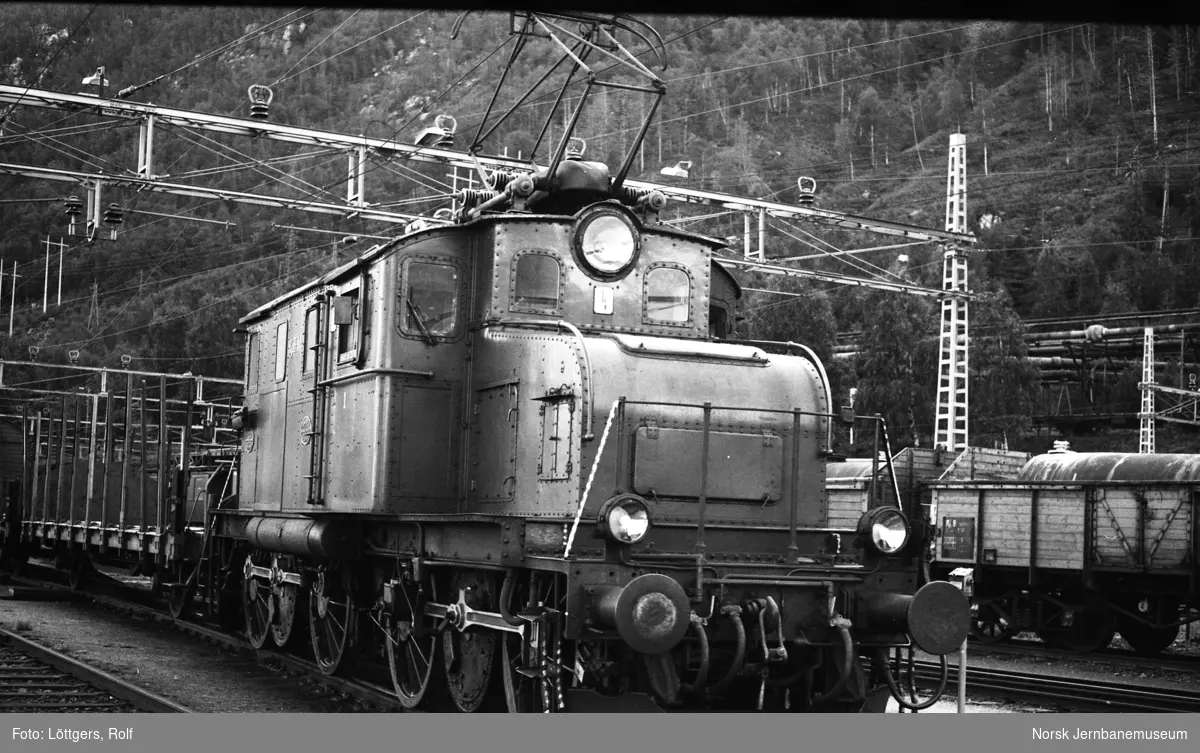 Rjukanbanens elektriske lokomotiv RjB 14, tidligere NSB El 1 2001, med godstog på Rjukan stasjon.