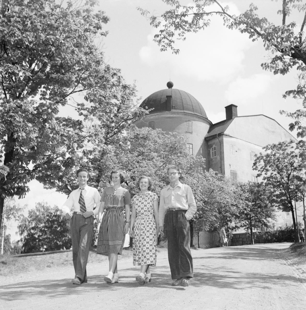 Fyra ungdomar vid Uppsala slott, 1949-1950