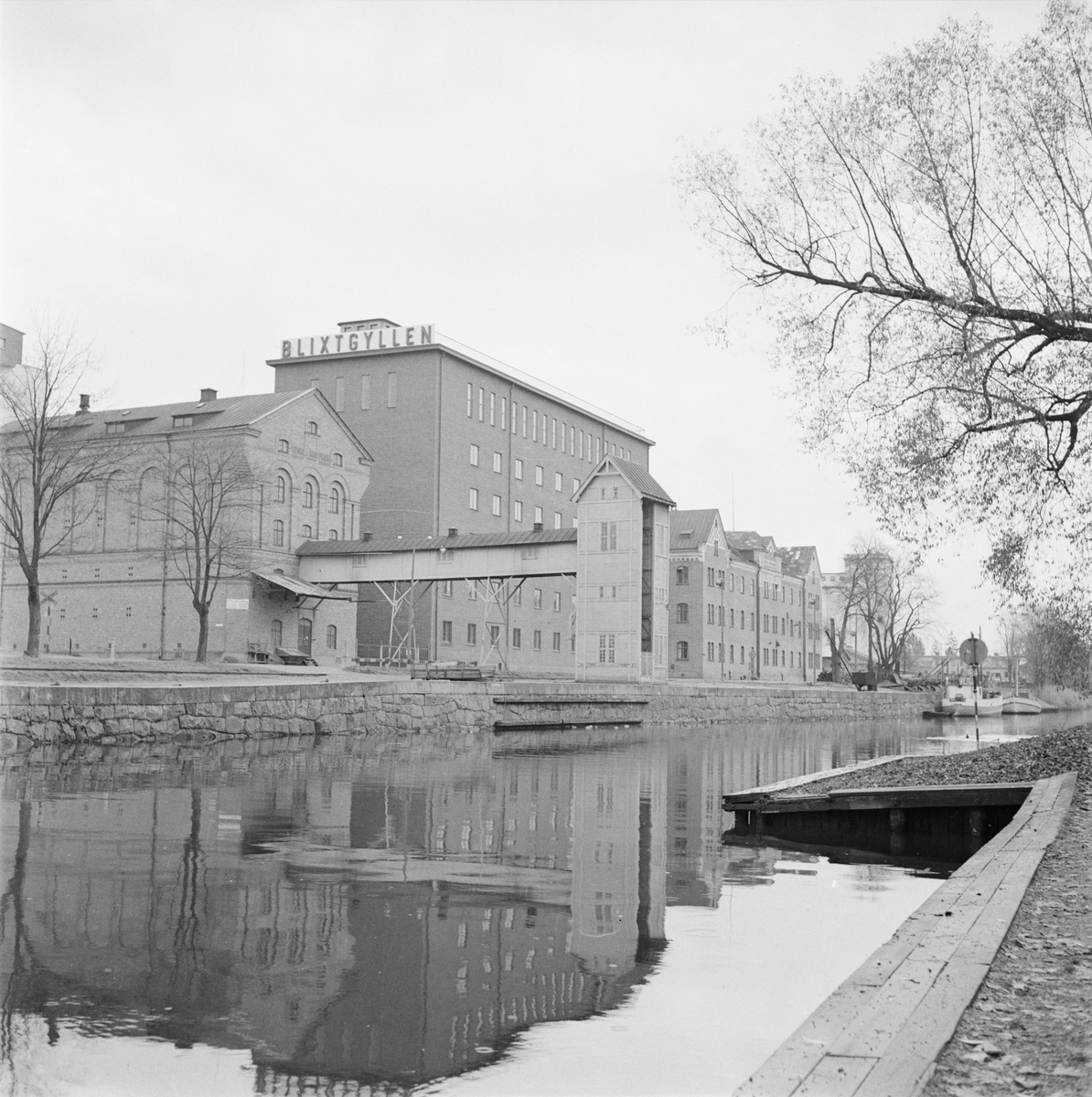 Vy över Fyrisån och stadsdelen Kungsängen, Uppsala 1950