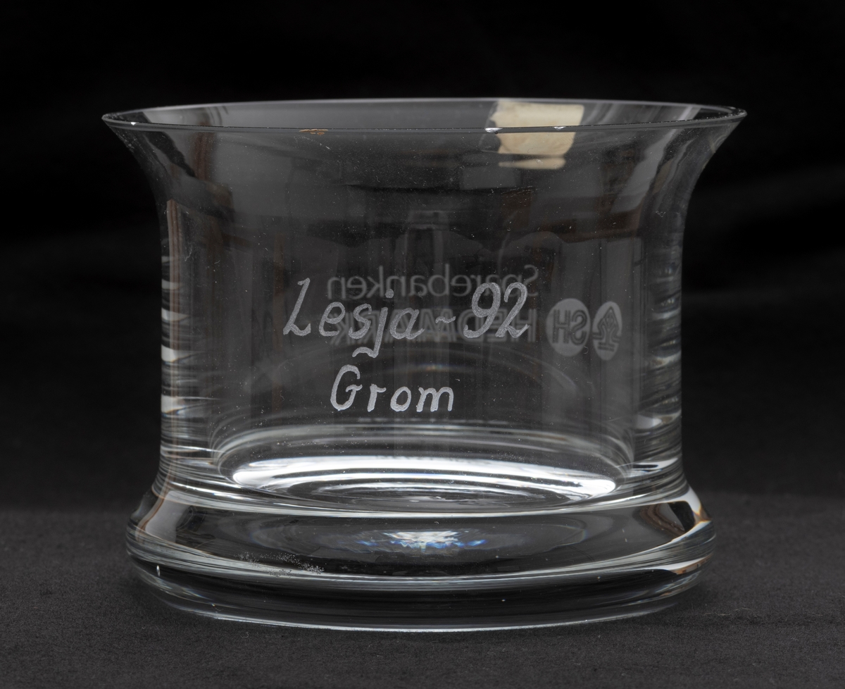 Liten sylinderformet bolle i glass. På den ene siden: innskriften Lesja - 92 / Grom. På den andre siden: innskriften Sparebanken / HEDMARK (med logo).