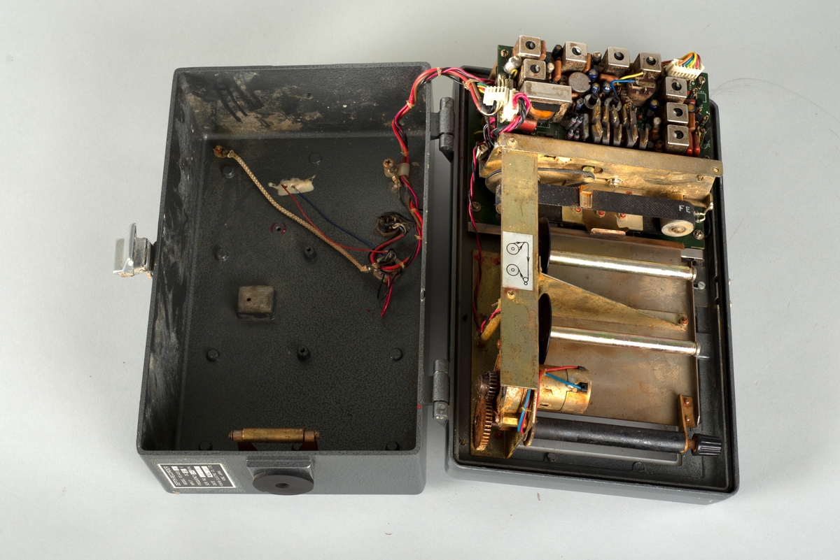 Ekkolodd, er et elektronisk instrument som måler havdyp ved å sende lydsignaler mot havbunnen. Fiskeren bruker ekkoloddet for å måle fisketetthet. 
bryterpanel og skjerm for avlesning i front. 
I god stand