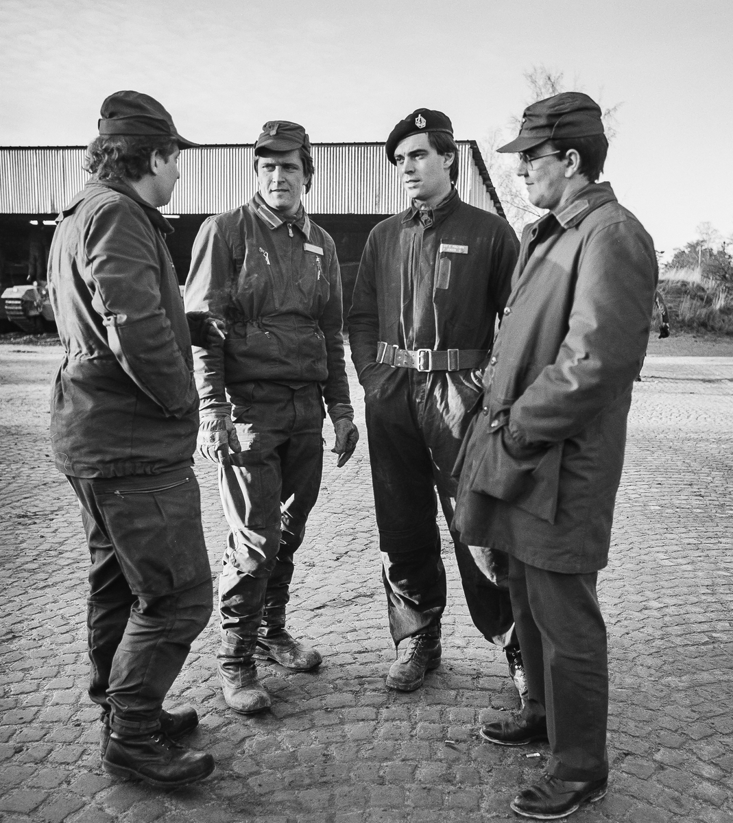 En del av befälslaget samlad på garageplan.
Major Anders Lindström, fanjunkare Rolf Nordlund, fänrik Peter Jensen och fanjunkare Björn Stenman (fd Pettersson).