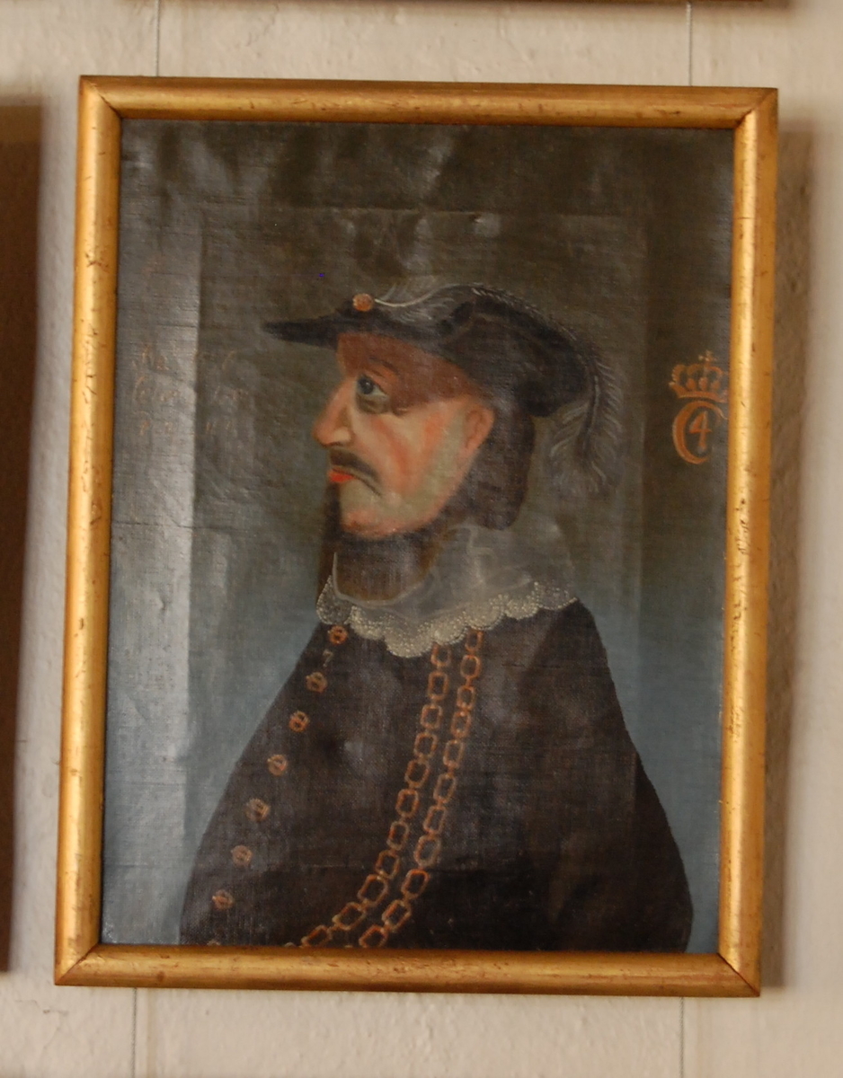 Portrett av Christian IV. Olje på lerret.  Halvfigur, profil mot venstre. Svart drakt med hvit krave, to gullenker i bue fra skulderen ned over magen, hatt med fjær. Forgylt ramme.