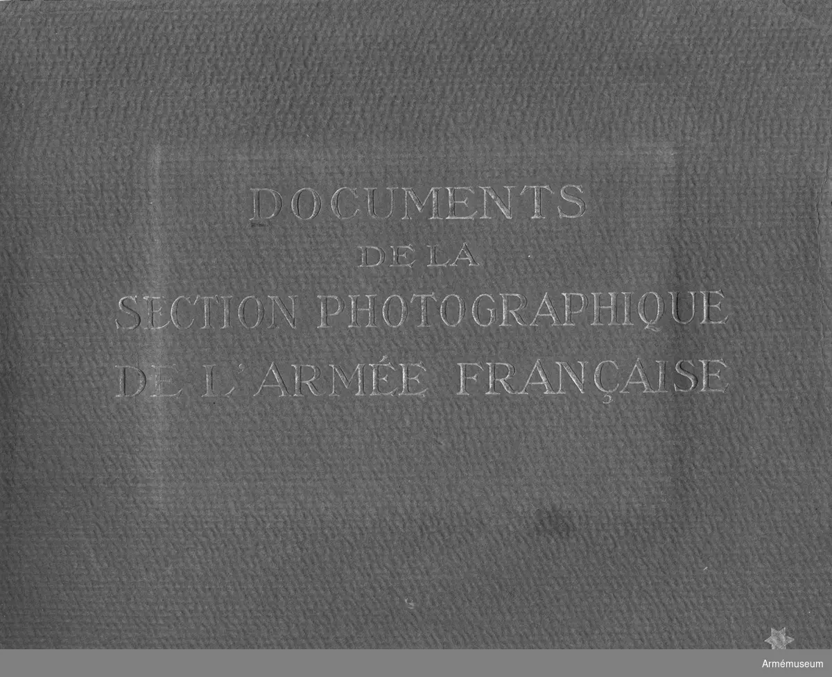 Franskt fotoalbum ”Documents de la section photographique de L’armée francaise” innehållande bilder från första världskriget.