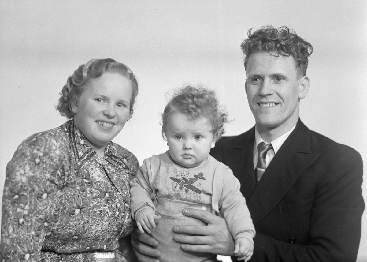 Oskar Jensen med kone og sønnen Ståle