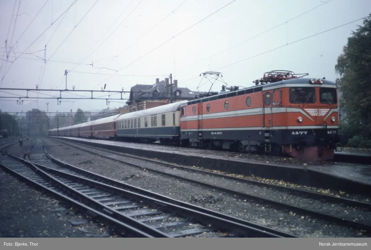 Svensk elektriske lokomotiv Rc4 1177 med ekstratog Lillehammer-Hamburg i forbindelse med den europeiske persontogrutekonferansen og den europeiske persontakstkonferansen som ble avholdt på Lillehammer