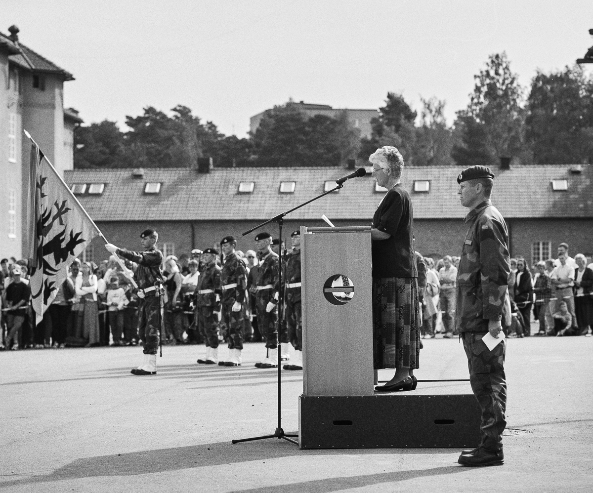 Efter fanöverlämningen meddelas "Soldaterinran" för den nyinryckta åldersklassen av riksdagsman Ingrid Skeppstedt från Flen.

Brigadchefen, överste Lars Bergström, vid sidan.