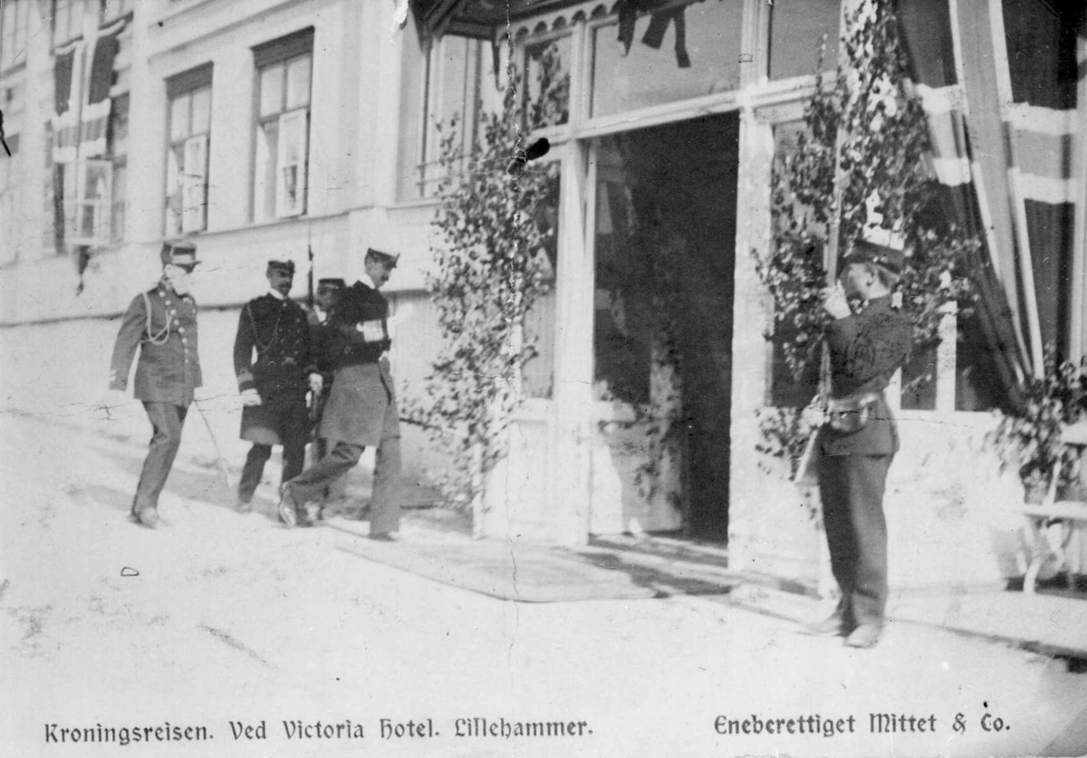 Repro: Foto fra kroningsreisen i 1906 - kongen med følge går inn på Victoria Hotel.