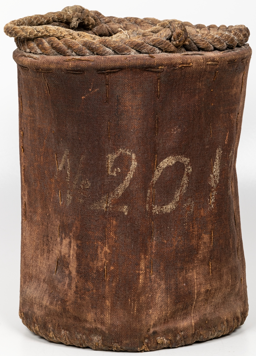 Brandhink, cylindrisk av segelduk, rödmålad, märkt No 20 1sta qv.