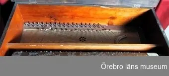 12 st melodier på pianoharpan från samlingarna på Siggebohyttans bergsmansgård. Föremålsnummer OLM-23592
iordningställt av Thomas Lundkvist 2004?