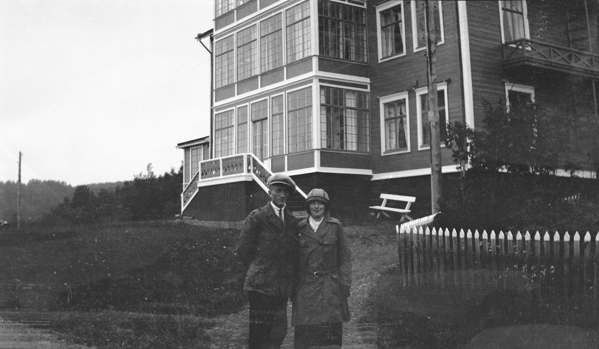 Ingmar og Hanna Tollan foran Hotell Fjällnäs, Funäsdalen